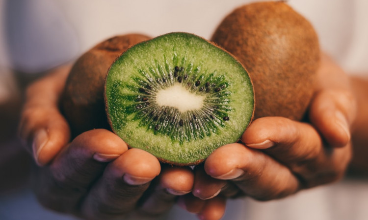 Kiwi – unikalne właściwości prozdrowotne. Dlaczego warto włączyć ten owoc do diety?