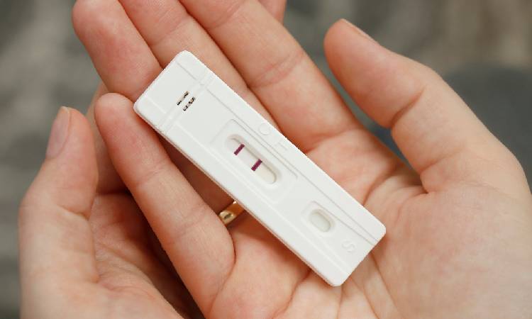 Kiedy zrobić test ciążowy? Jak wykonać go prawidłowo i jak interpretować wynik?