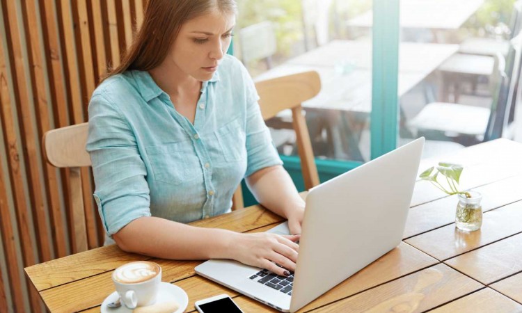 Dr Google – czy warto szukać diagnozy w Internecie? Z czym może wiązać się samodiagnoza dokonana przez sieciowego doktora Google?