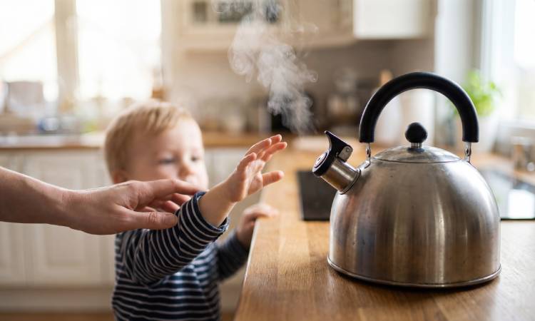 Oparzenie wrzątkiem - co robić? Pierwsza pomoc krok po kroku