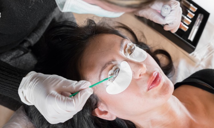 Lifting rzęs, botox i laminacja - czym są i na czym polegają zabiegi upiększenia rzęs
