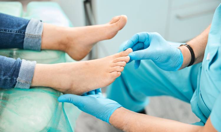 Wrastający paznokieć - objawy, przyczyny i skuteczne metody leczenia