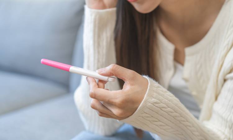 Kiedy zrobić test ciążowy? Rodzaje testów ciążowych i jak prawidłowo je wykonać