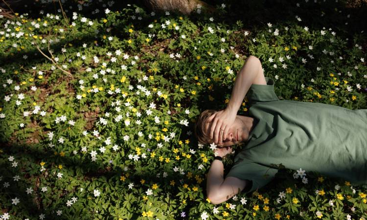 Przesilenie wiosenne – najczęstsze objawy, przyczyny i sprawdzone sposoby na wiosenne zmęczenie