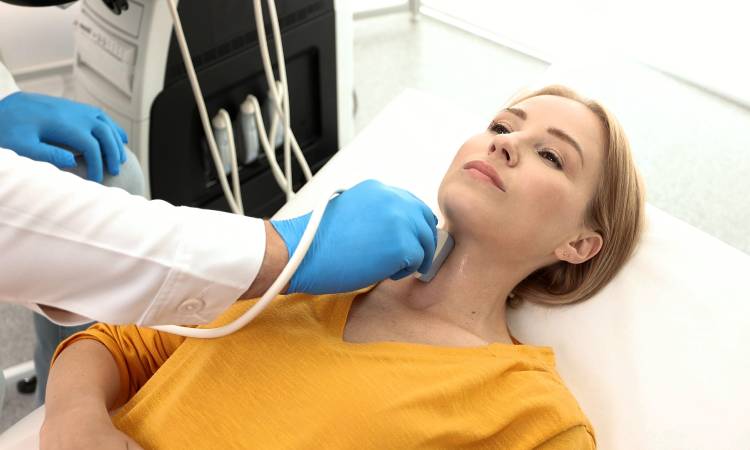 Niedoczynność tarczycy – objawy, przyczyny i leczenie. Jak z nią żyć?