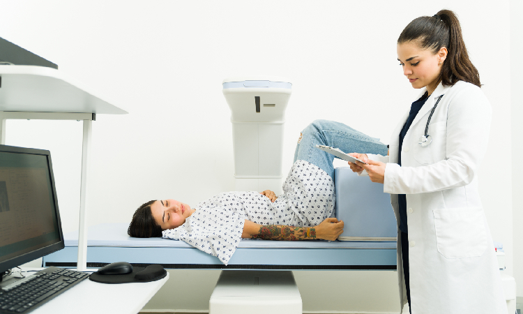 Densytometria kości – jak wygląda badanie i kiedy warto je wykonać?