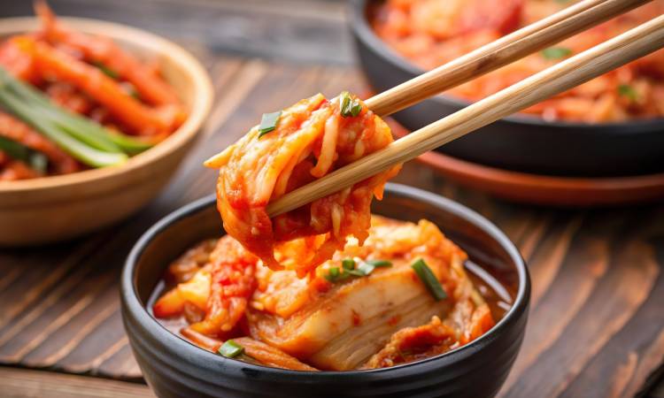 Bakterie z kimchi mogą pomagać usuwać nanoplastik z organizmu