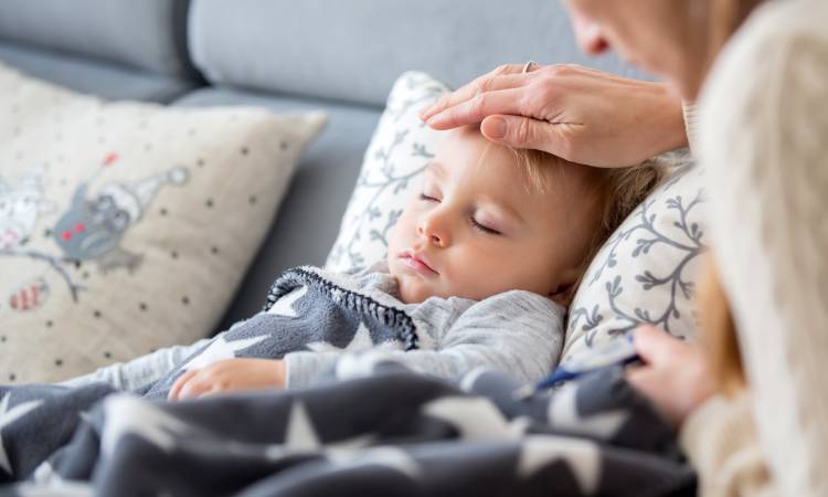 Drgawki gorączkowe - przyczyny, rodzaje i pierwsza pomoc krok po kroku