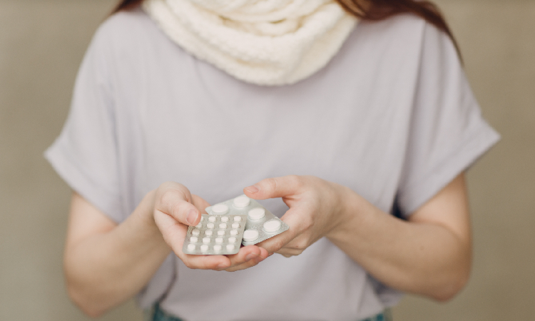 Antybiotyk na grypę – fakty i mity. Kiedy lek niszczący bakterie jest naprawdę konieczny?