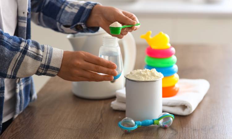 UE zaostrza kontrole po wycofaniu ze sprzedaży mleka dla niemowląt