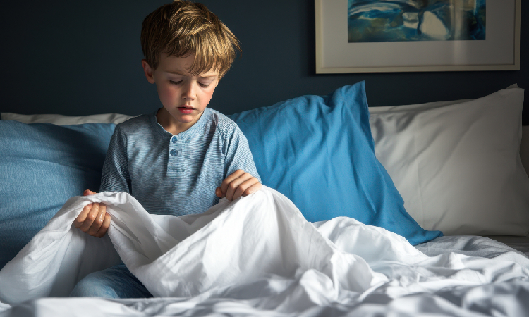 Moczenie nocne u dzieci – jak pomóc dziecku i kiedy udać się do lekarza?