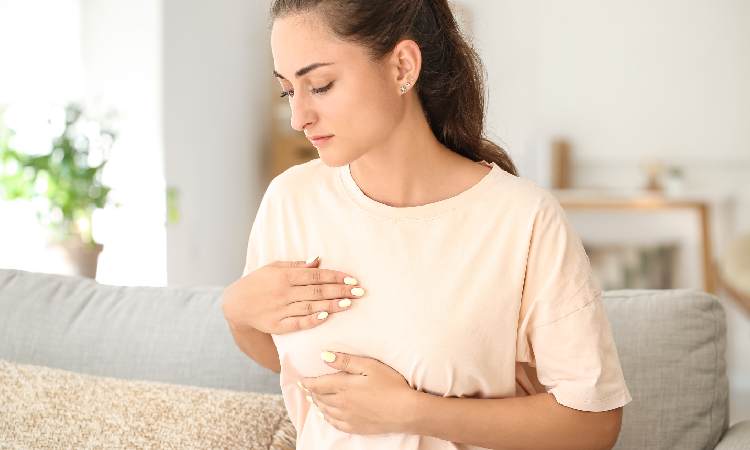 Zapalenie piersi (mastitis) – objawy, przyczyny i leczenie. Czy można karmić?
