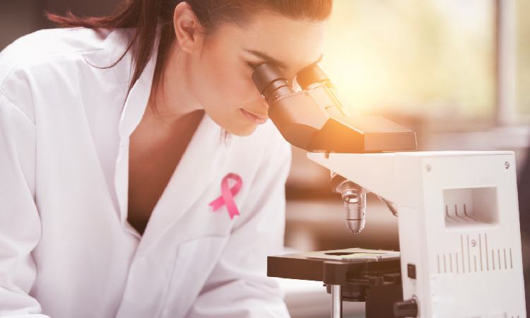 Nowy sposób na raka piersi? Nie niszczy raka wprost – działa inaczej