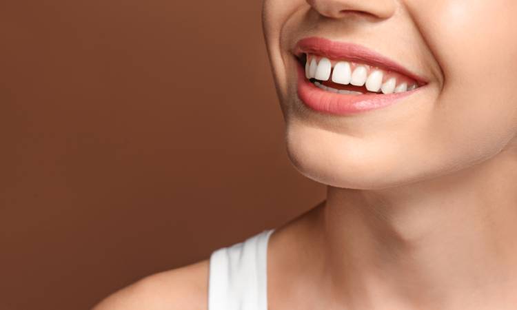 Diastema – przyczyny powstawania, rodzaje i skuteczne metody zamykania szpary między zębami