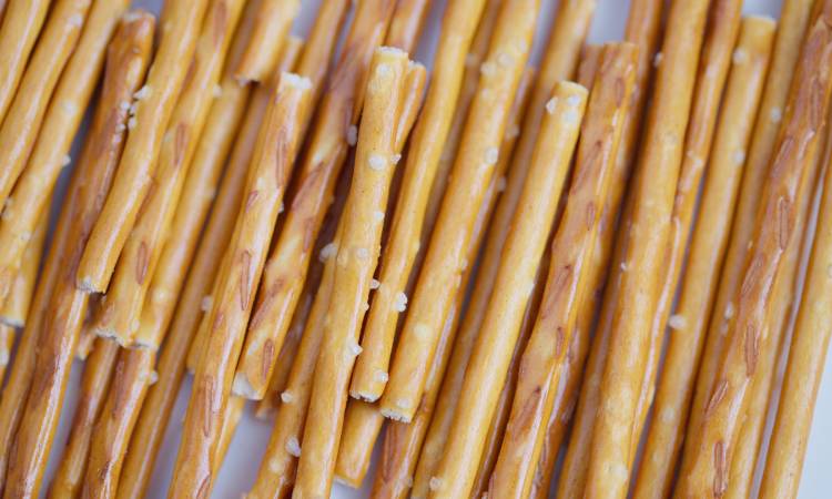 Uwaga na słone paluszki – wykryto akrylamid, pestycydy i aluminium