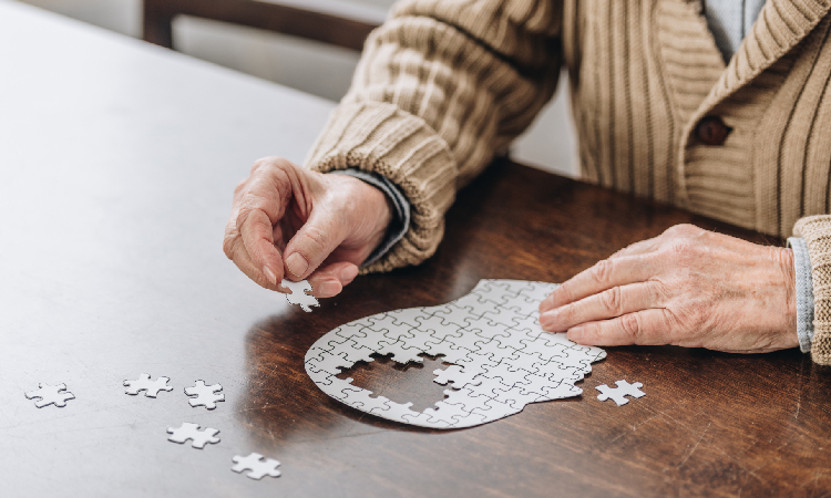 Wystarczy kropla krwi. Proste badanie pozwoli przewidzieć, kiedy zaczną się objawy alzheimera?