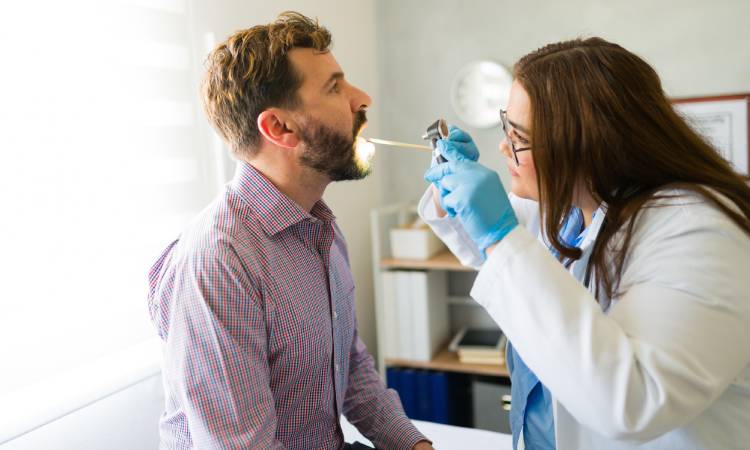 Angina – jak rozpoznać objawy, odróżnić rodzaje i skutecznie leczyć zapalenie migdałków?