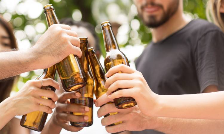 Picie alkoholu, by rozładować stres, może zostawić trwały ślad w mózgu. Niepokojące wyniki badań