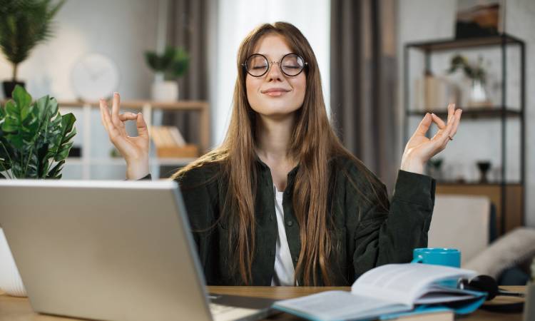 Jak obniżyć kortyzol? Naturalne sposoby, dieta i suplementacja